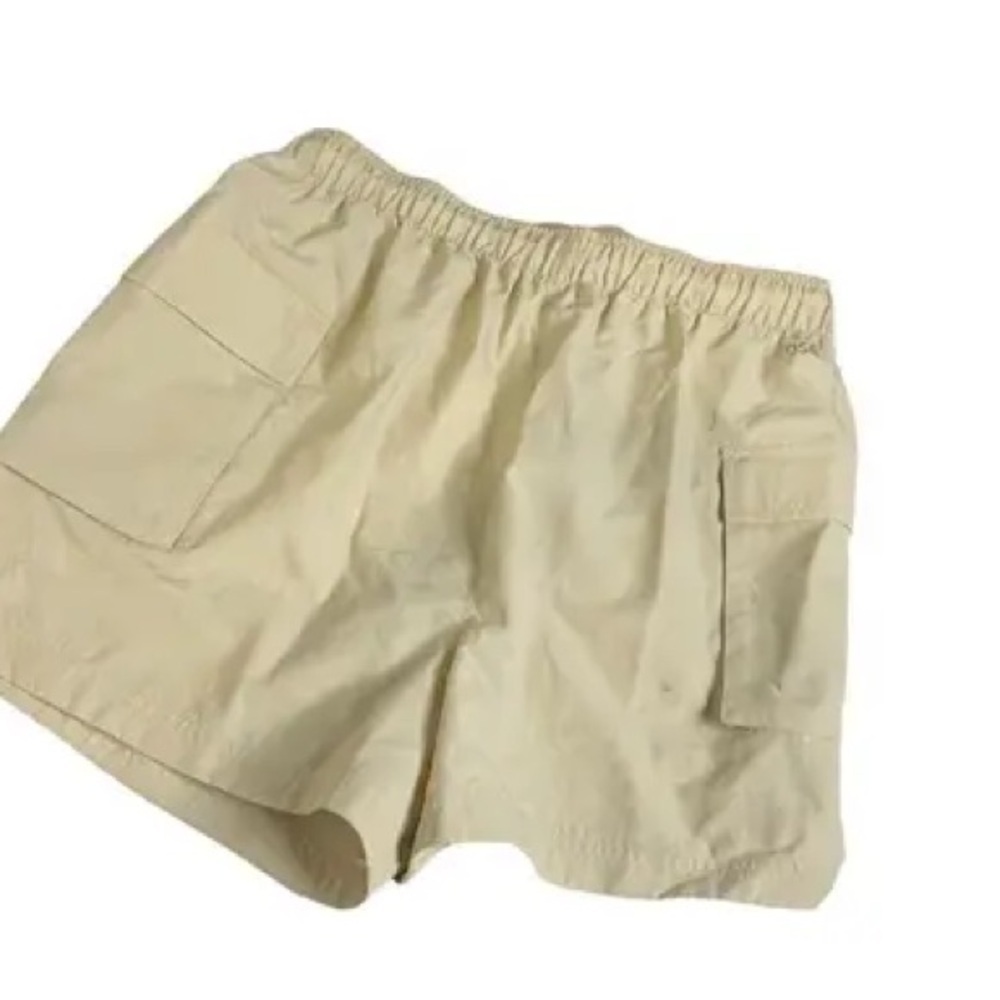 DSG like new women’s athletic cream cargo shorts with pockets
